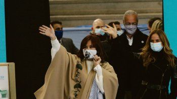 Qunita. Cristina de Kirchner, Daniel Gollan y Victoria Tolosa Paz, ayer, al llegar al acto en Lomas de Zamora.