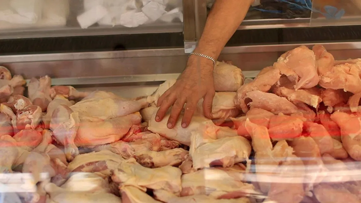 El gobierno suspendió la importación de pollo a Uruguay desde Brasil mientras buscan soluciones para el mercado avícola local.