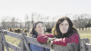 amigas en el campo. Eva Bianco y Anabella Bacigalupo en el film.