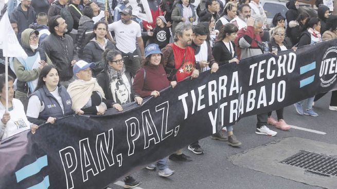 Manifestación. Distintas organizaciones populares afines al Gobierno marcharon ayer en la Ciudad de Buenos Aires para finalizar el reclamo en un acto en el centro porteño por la tarde.