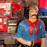 En su santuario de Mercedes, los seguidores del Gauchito Gil dejan velas rojas y cigarrillos como ofrendas. En su santuario de Mercedes, los seguidores del Gauchito Gil dejan velas rojas y cigarrillos como ofrendas.