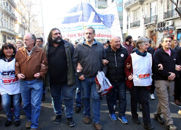 Organizaciones sociales, políticas y gremiales marcharon a Plaza de Mayo en reclamo de trabajo (foto 3)