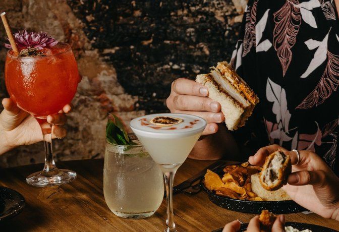 Una opción destacada es el sándwich de milanesa de bife de chorizo con queso cheddar, bacon, tomate, lechuga capuchina y salsa Thousand Island. Una opción destacada es el sándwich de milanesa de bife de chorizo con queso cheddar, bacon, tomate, lechuga capuchina y salsa Thousand Island.