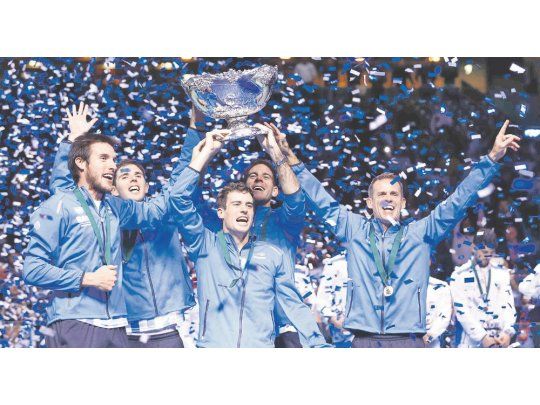 La novia.  Tan deseada como esquiva. Del Potro levanta la Copa Davis y Delbonis, Mayer, Orsanic y Pella festejan ante la invasión de papelitos.  El equipo argentino hizo historia en zagreb.
