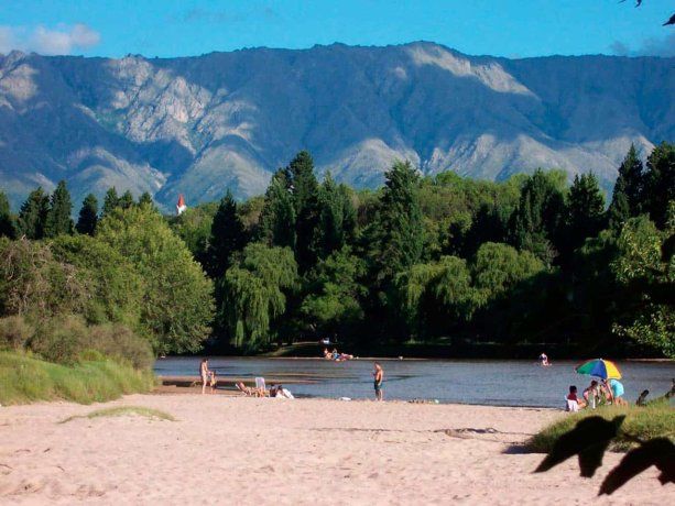 Este lugar es ideal para las vacaciones de verano, ya que cuenta con una playa ideal para refrescarse. Este lugar es ideal para las vacaciones de verano, ya que cuenta con una playa ideal para refrescarse.