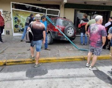 Accidente en Bariloche: perdió el control del vehículo y terminó adentro de una panadería