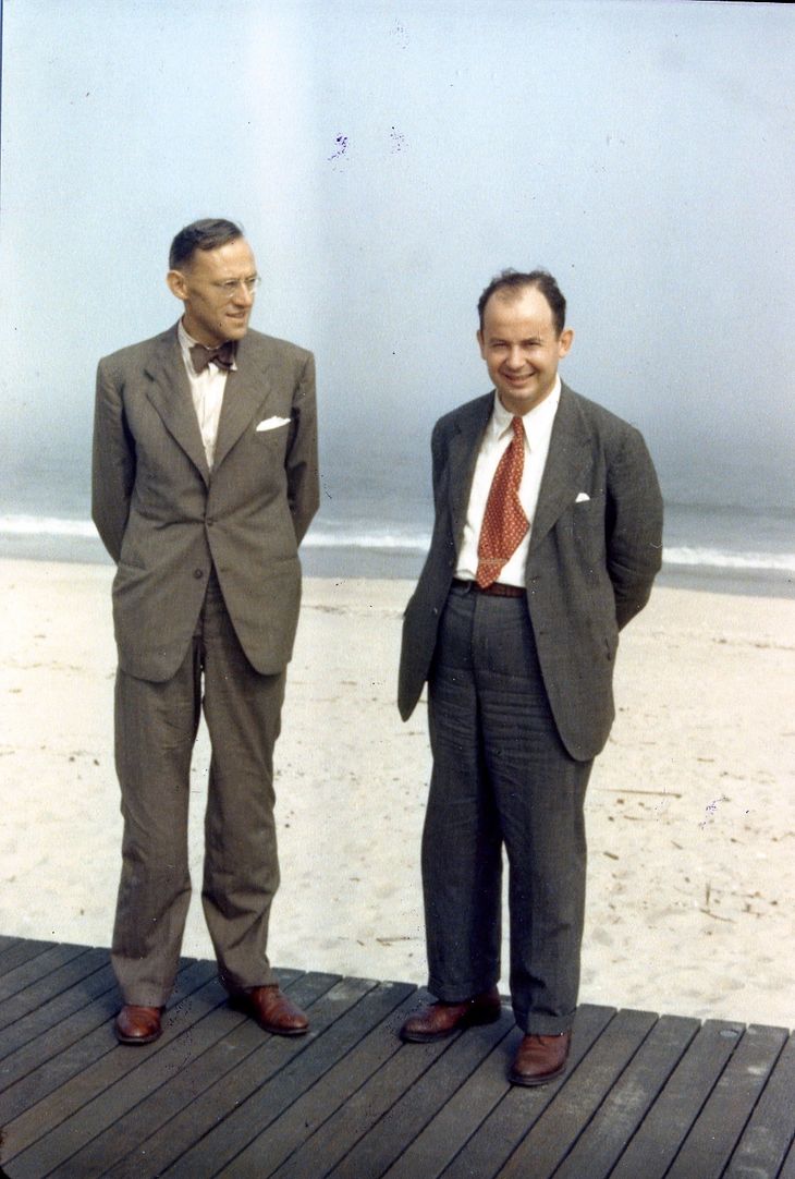 Oskar Morgensten y John von Neumann (el más bajo de los dos) en 1944 publicaron “Teoría de los Juegos y Comportamiento Económico”. Inmediatamente los militares norteamericanos adoptaron su trabajo -y a von Neumann, quien en 1928 ya había postulado el teorema del “minimax” dando origen a la “teoría de los juegos” al introducir el concepto de estrategia en el análisis de los juegos de azar-, para la formulación de las estrategias nucleares. De no haber muerto en 1957 le hubiera correspondido un Nobel en economía (el primero fue en 1969).