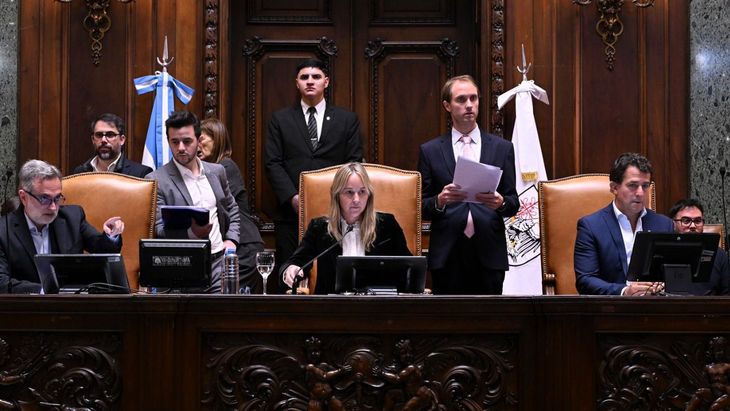 La vicejefa de Gobierno, Clara Muzzio, presidió la segunda sesión ordinaria del año en la Legislatura. A su izquierda, Christian Gribaudo, ladero de Daniel Angelici y Secretario Administrativo de la Legislatura. La vicejefa de Gobierno, Clara Muzzio, presidió la segunda sesión ordinaria del año en la Legislatura. A su izquierda, Christian Gribaudo, ladero de Daniel Angelici y Secretario Administrativo de la Legislatura.