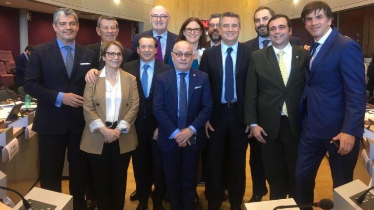 El canciller Jorge Faurie y el ministro de Producción y Trabajo, Dante Sica, junto a sus pares del Mercosur y sus contrapartes de la Unión Europea tras la firma del acuerdo.