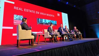 El panel de expertos en real estate en el panel sobre Vaca Muerta en Expo EFI. El panel de expertos en real estate en el panel sobre Vaca Muerta en Expo EFI.