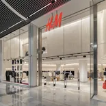 La decisión convierte a la Argentina en el país número quince de América Latina en el que la firma tendrá tiendas físicas y representa un nuevo capítulo en la estrategia del grupo en la región. La decisión convierte a la Argentina en el país número quince de América Latina en el que la firma tendrá tiendas físicas y representa un nuevo capítulo en la estrategia del grupo en la región.