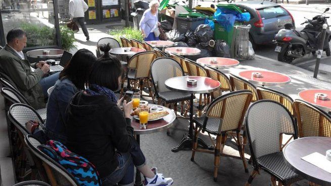 París. En total, 5.600 toneladas de basura se acumulaban el lunes en las calles, según la alcaldía, 