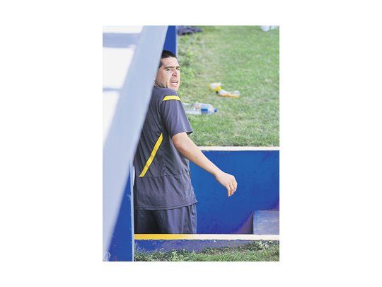 Juan Román Riquelme mira el entrenamiento de sus compañeros desde la boca del túnel. El volante quiere jugar sí o sí el domingo ante Banfield.
