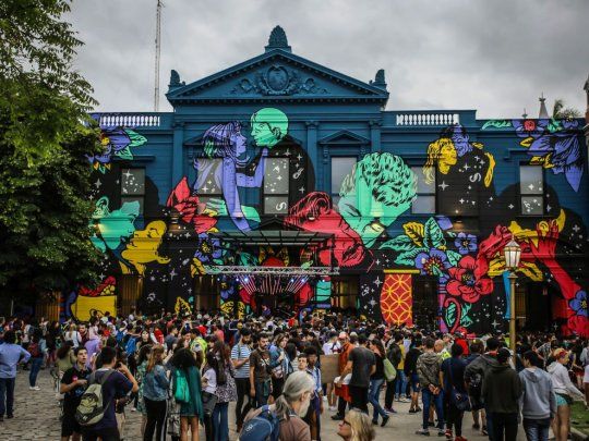 street art. Históricamente se prohibía el uso de clavos, pegamentos y pintadas, y los montajistas usaban durloc para proteger los muros seculares.