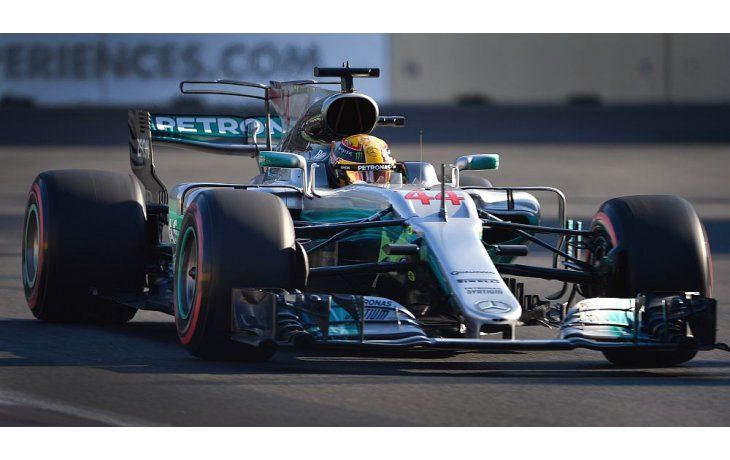 Hamilton vuelve a partir primero, pero ahora va por la cima