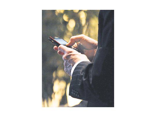 Después de marchas y contramarchas, la Organización Mundial de la Salud difundió un informe que alerta sobre el uso de celulares.