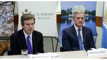 El ministro consejero Kevin Sullivan junto al Cónsul General Brendan OBrien durante la conferencia de prensa en la que la Embajada de los EEUU informó de la puesta en marcha de un programa para brindar más facilidades a los argentinos que necesitan sacar la visa para viajar a ese país.