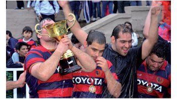 ámbito.com | Las imágenes soñadas. Los jugadores de La Tablada celebraron la obtención del título en Villa Warcalde, precisamente en la cancha de su más acérrimo rival. Una fiesta inolvidable.