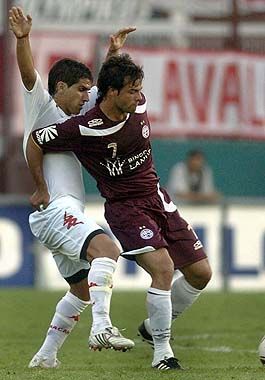 Huracán sacó ventaja en el primer tiempo, pero Lanús supo reaccionar a tiempo y lo dio vuelta.