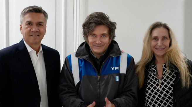 El presidente Javier Milei, su hermana, Karina, y el gobernador de Chaco, Leandro Zdero. 