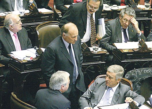 La oposición no logró imponer ayer el debate por el nuevo giro a comisiones del proyecto oficial para controlar la producción de papel para diarios en el inicio de la sesión de Diputados.