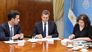 El ministro de Economía, Sergio Massa, acompañado de la titular de Salud, Carla Vizzotti, y el secretario de Comercio, Matías Tombolini.&nbsp;