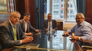Del encuentro junto al ministro de Desarrollo Productivo de la Nación, participaron el Director Ejecutivo de la Asociación de Semilleros Argentinos (ASA), Alfredo Paseyro; el secretario General de UATRE, Ramón Ayala, y el diputado nacional, Pablo Ansaloni.