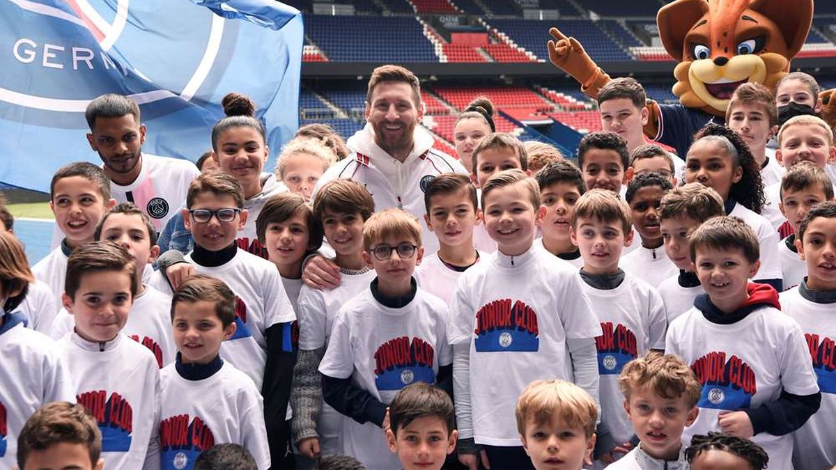 The emotion of the boys and girls of PSG when seeing Messi
