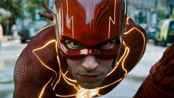 the flash regala un nuevo trailer mientras se proyecta por primera vez en cinemacon