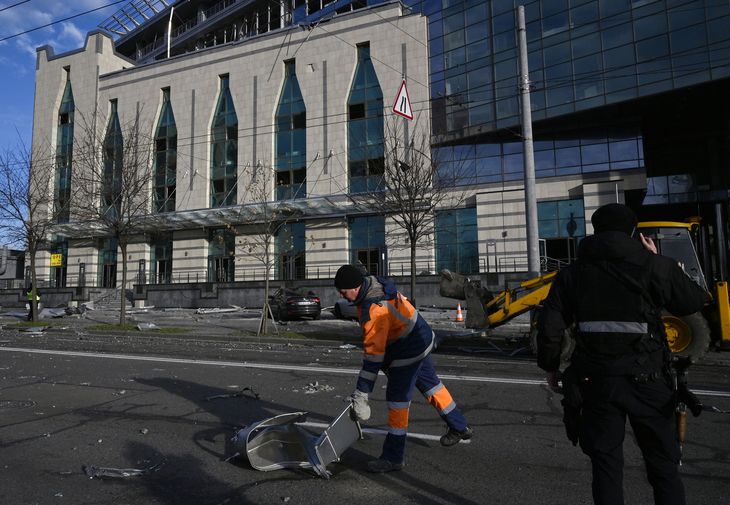 Los escombros tras un ataque con cohetes rusos en el centro de Kiev, Ucrania.