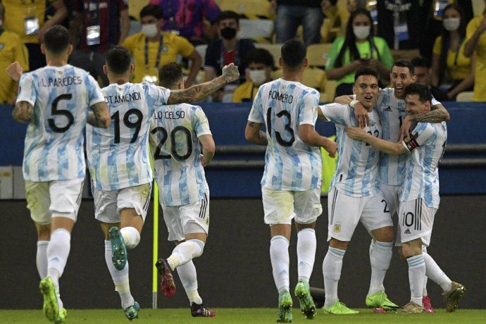Martínez y Messi abrazan a Di María, autor del golazo del triunfo 