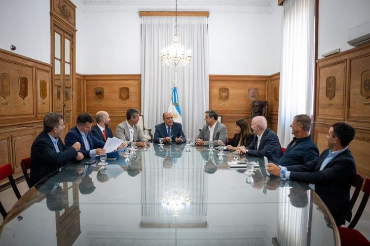 El jefe de Gabinete, Guillermo Francos, recibió a diputados dialoguistas en Casa Rosada.