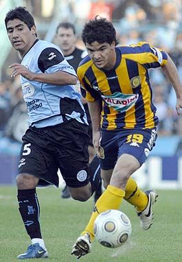 Goleador. Zelaya va. El incansable delantero aprovechó la que tuvo y empató el partido.