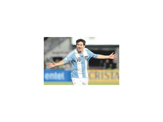 Lionel Messi festeja su gol con los brazos abiertos. El mejor del mundo abrió el camino a una victoria en Chile que no se lograba desde 2000.