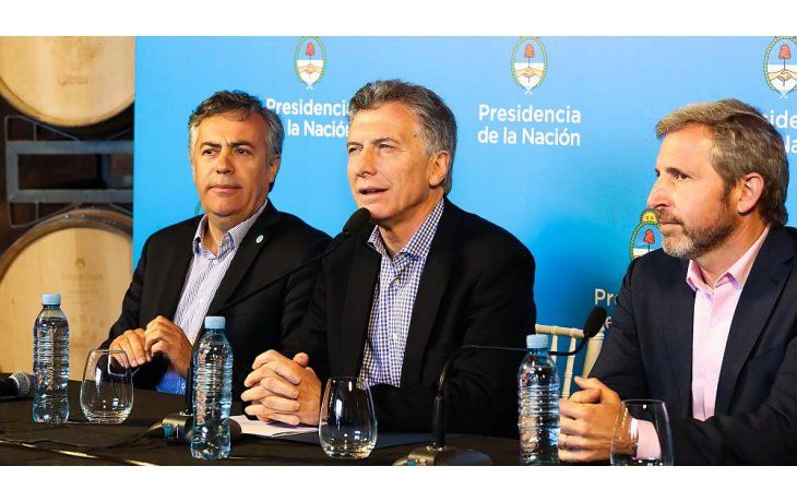 Macri, junto al gobernador de Mendoza, Alfredo Cornejo; y el ministro del Interior, Rogelio Frigerio.
