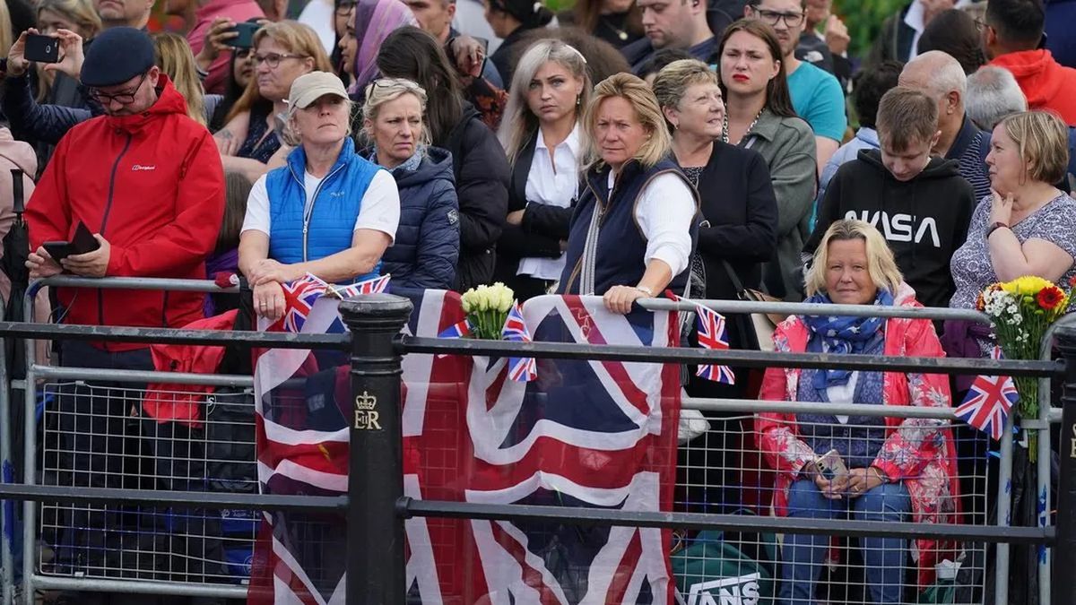 thousands of people begin to say goodbye to Elizabeth II