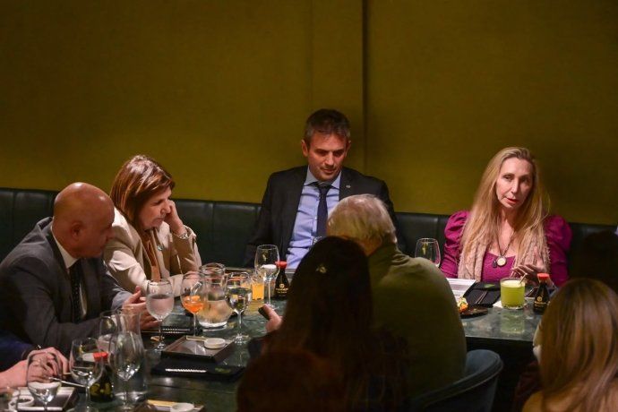 La secretaria general de la Presidencia, Karina Milei, reunió anoche a los senadores de La Libertad Avanza en una cena en un restaurante del barrio porteño de Villa Urquiza. La secretaria general de la Presidencia, Karina Milei, reunió anoche a los senadores de La Libertad Avanza en una cena en un restaurante del barrio porteño de Villa Urquiza.