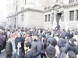Convocatoria. Militantes ayer, en la puerta del Senado. Cristina saludó más tarde desde un balcón