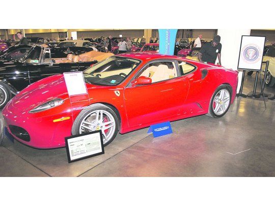 Los más buscados. El cuadro de Andy Warhol y la Ferrari roja perteneciente a Trump.