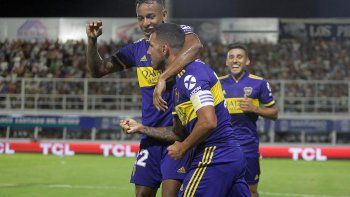 Villa, Tevez y Salvio, los tres goleadores de la noche, festejan para Boca.