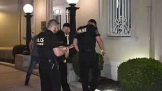 Policía de EEUU revisa la zona luego del atentado contra la embajada cubana.&nbsp;