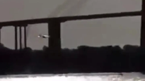 Peligrosa maniobra de una avioneta por debajo del puente Rosario-Victoria