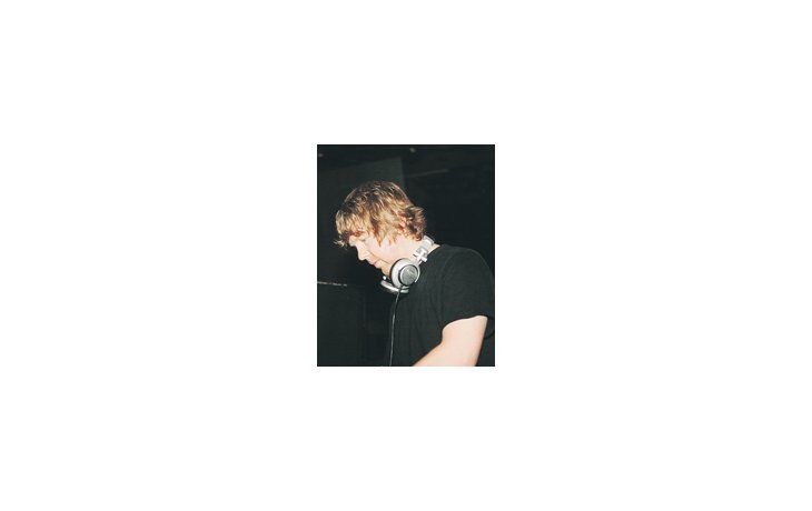 ámbito.com | John Digweed, votado como el DJ número uno en las revistas especializadas, hace música a partir de otras ya compuestas.
