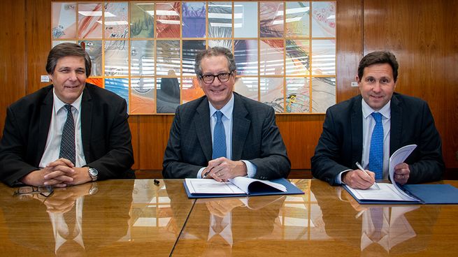 Diego Labat, presidente del Banco Central del Uruguay, firmó el convenio con su par argentino, Miguel Pesce.