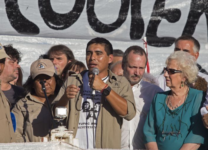 La presidenta de Abuelas de Plaza Mayo, Estela de Carlotto, junto al desplazado titular del AFSCA, Martín Sabatella, en el escenario montado en Plaza de Mayo.