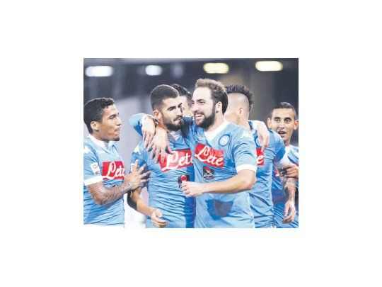 De la mano de Higuaín, autor de dos goles, Napoli concretó su primer triunfo en la liga italiana.