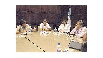 ámbito.com | Alberto Fernández, junto a Daniel Filmus y el titular del Movimiento de Trabajadores parala Victoria, Edgardo Depetris, quien ayer llevó el apoyo a la candidatura porteña delministro de Educación.
