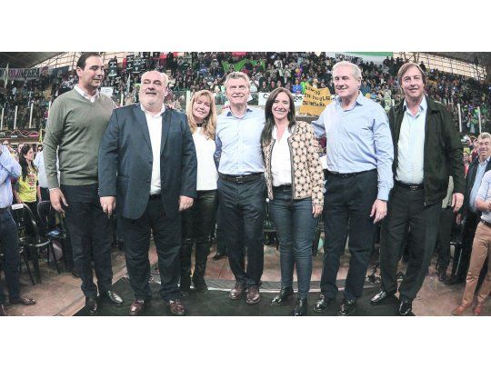 Apoyo. Macri junto a Ricardo Colombi y los aspirantes a diputados y a gobernador, ayer en Corrientes.