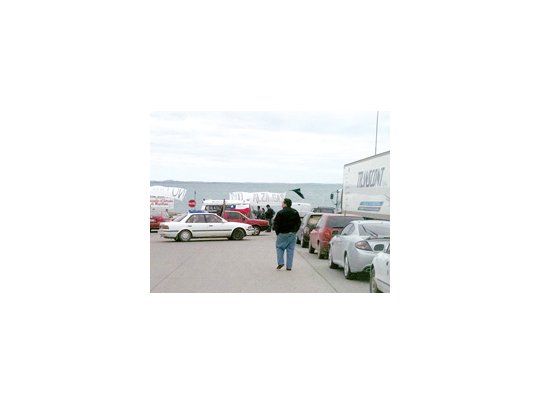 Sólo por unas horas las barcazas restablecieron los viajes entre el continente y la isla de Tierra del Fuego. Por la tarde, los chilenos retomaron los piquetes.