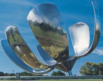 Comenzó la etapa final de la restauración de la Floralis con un megaoperativo. Comenzó la etapa final de la restauración de la Floralis con un megaoperativo.
